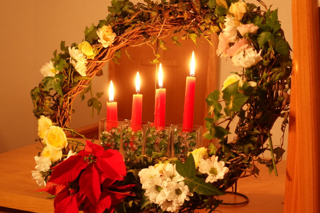 長久手キリスト教会のオンラインに燭火礼拝を装飾するキャンドル