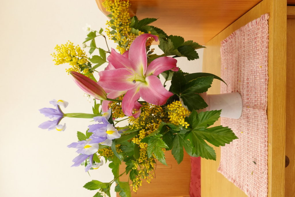 講壇横の季節の花々