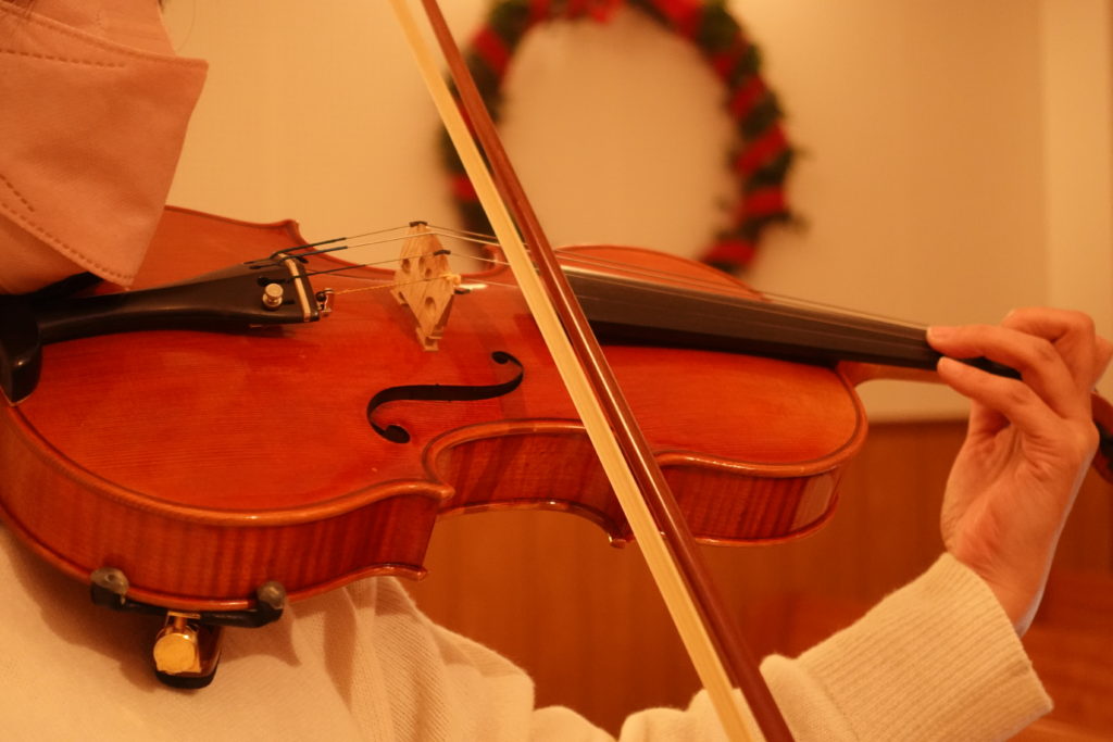 クリスマス燭火礼拝の伴奏を奏でるバイオリン
