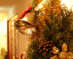 クリスマスツリーに飾られたベル